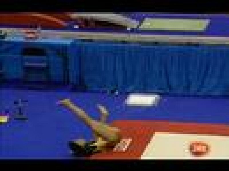 Una gimnasta colombiana ha dado el susto de la jornada en el Mundial que se celebra en Londres al golpearse la cabeza en el ejercicio de suelo. Afortunadamente, ha salido por su propio pie.