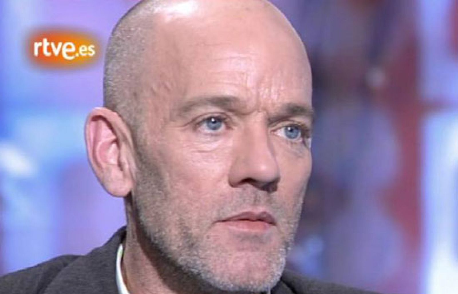 Entrevista a Michael Stipe, líder de la banda REM, en 'La2 Noticias' (octubre 2007) | Ver