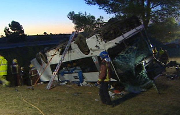 Los desayunos - Un muerto al volcar un autocar