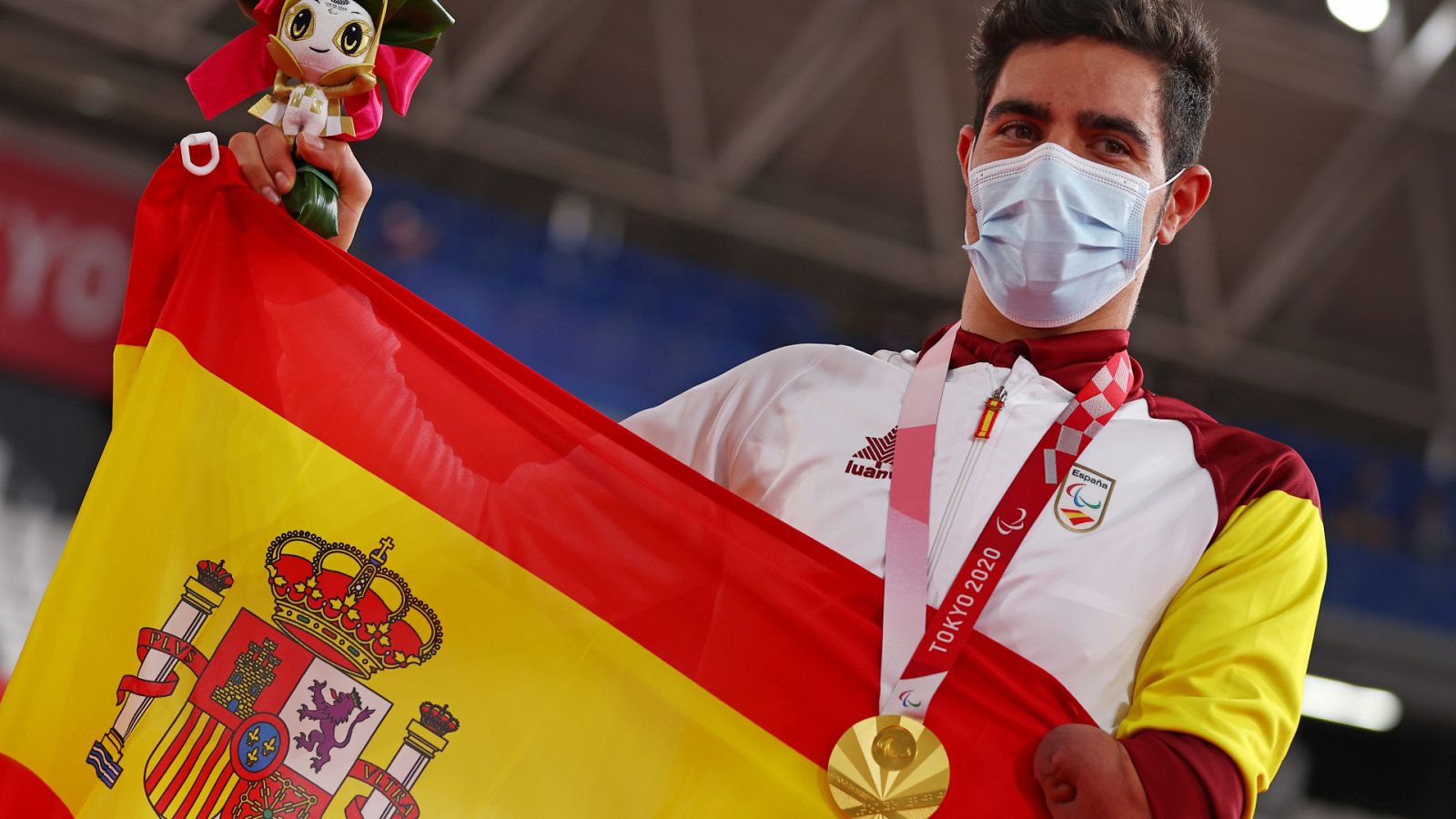 Alfonso Cabello recibe la medalla de oro y el himno de España suena por primera vez - ver ahora