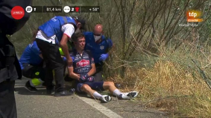 Vuelta a España | Tobias Bayer abandona tras sufrir una grave caída por culpa de los arbustos de la carretera