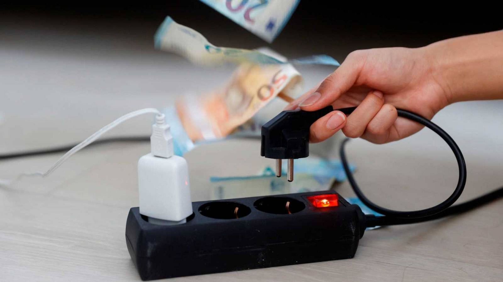 La luz continúa en máximos y agosto se aproxima a cerrar como el mes más caro de la historia