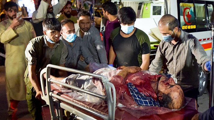 Decenas de muertos y heridos en un doble atentado en el exterior del aeropuerto de Kabul