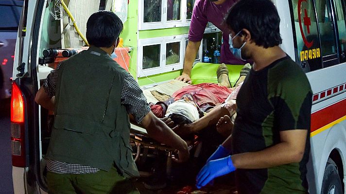 Telediario 2 - Anis, testigo del atentado en Kabul: "Vimos a la gente llorando y las mujeres y los niños con las caras ensangrentadas"