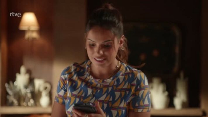 Dos vidas - Dos Vidas: Cloe acepta la solicitud de empleo de Ribero