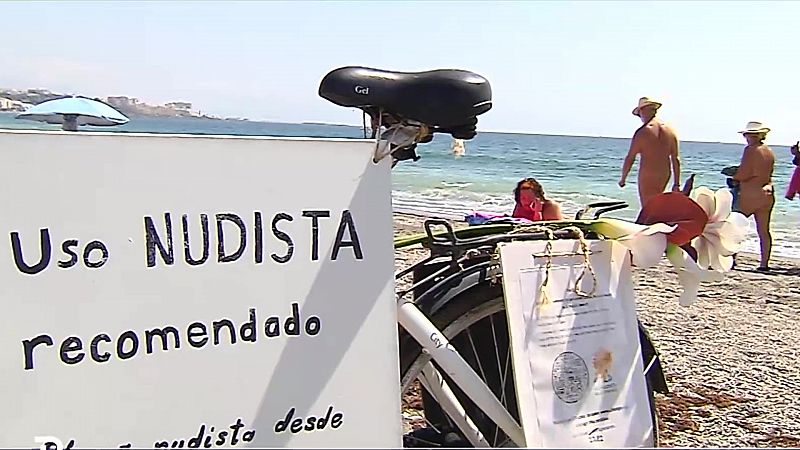 Nudistas contra un chiringuito en Estepona que les prohíbe usar las hamacas sin ropa