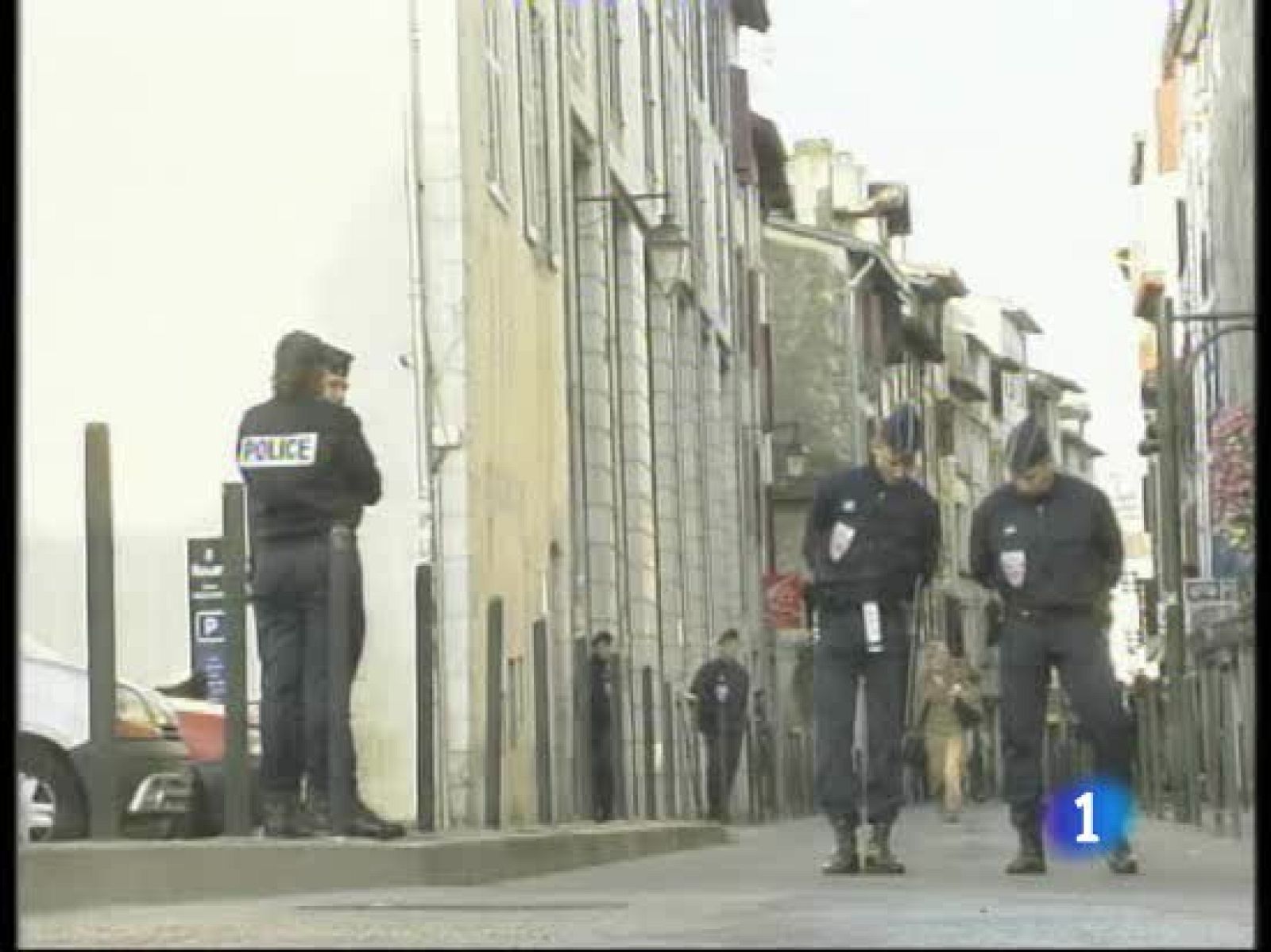 La policía judicial francesa ha detenido en la región de Bretaña al que las fuerzas de seguridad consideran jefe del llamado aparato político de la banda terrorista, Aitor Elizarán. Le han arrestado junto a una mujer, identificada como Ohiana San Vicente. David Picazo, parece que Elizarán era una pieza clave en la conexión entre ETA y la izquierda abertzale.