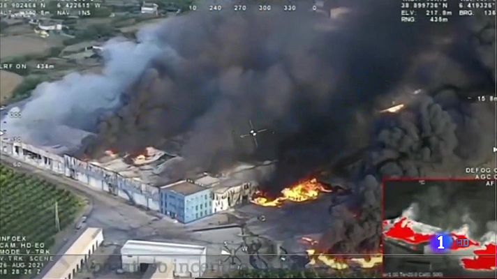 El fuego arrasa 'El Escobar', una central frutícola cerca de Mérida