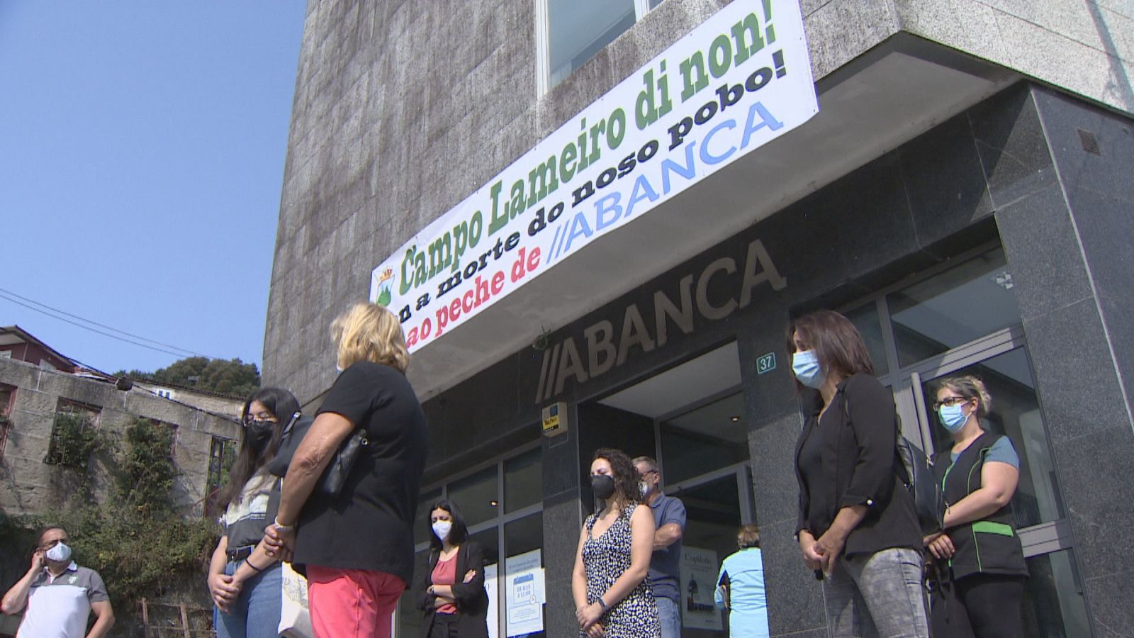 Protestas contra o peche de oficinas bancarias no rural