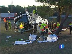 Muere una joven al volcar un autobús en Girona