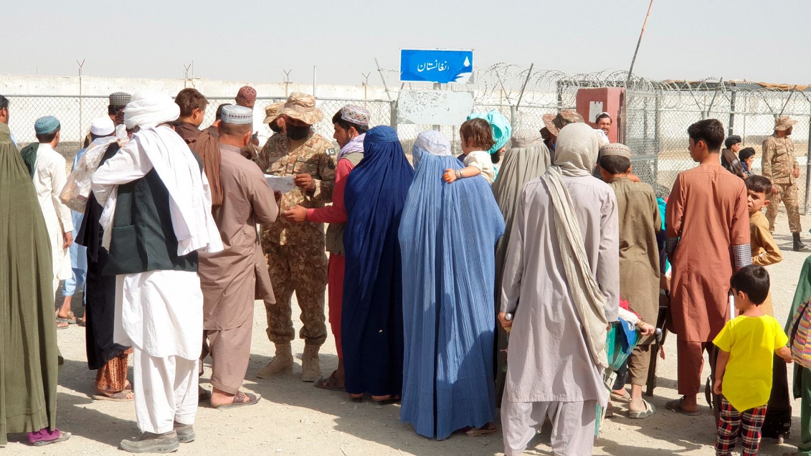Miles de afganos tratan de huir a través de Pakistán