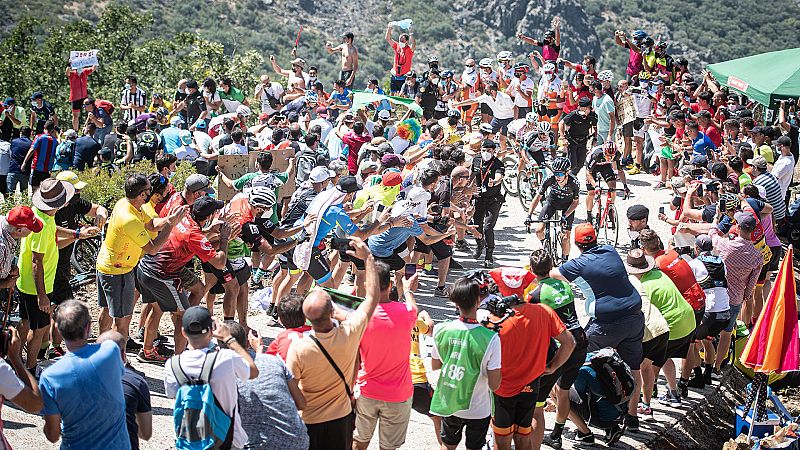 Vuelta a Espaa | La aficin extremea llena de color y sabor el Alto Collado de Ballesteros