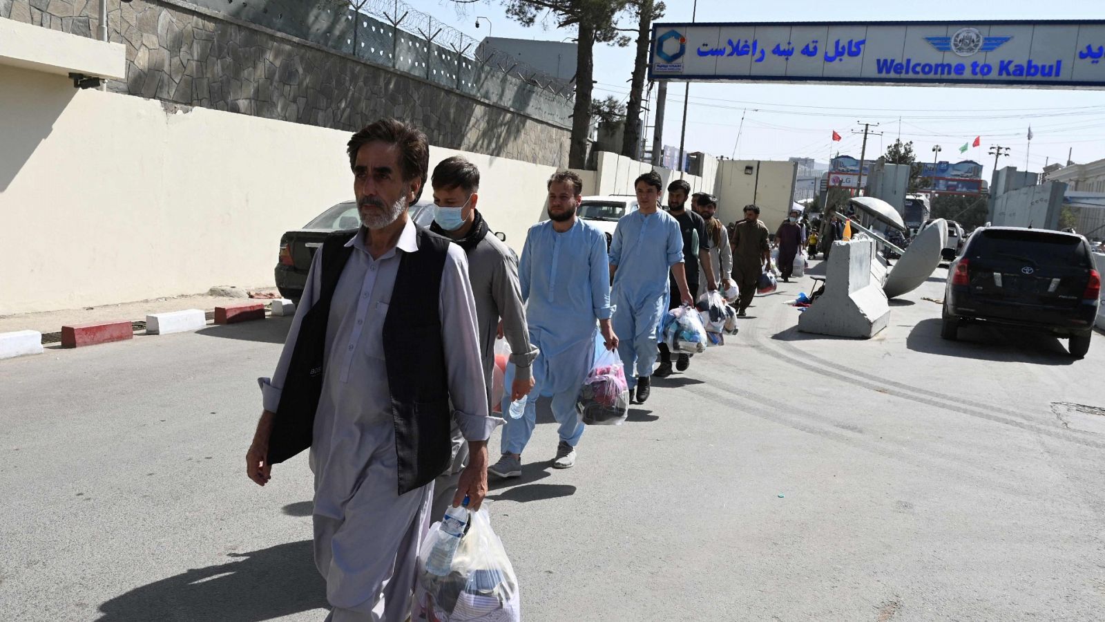 Los talibanes escoltan a decenas de afganos hasta el aeropuerto de Kabul
