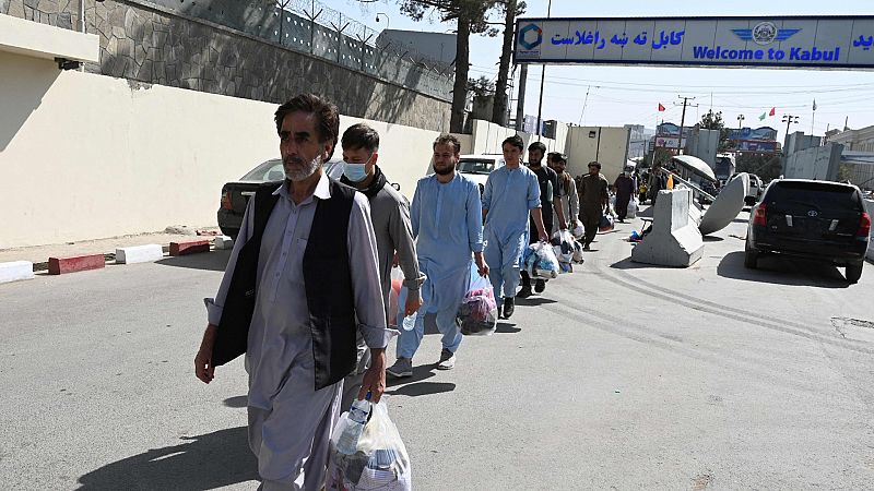 Los talibanes escoltan a decenas de afganos hasta el aeropuerto de Kabul para evitar un nuevo atentado