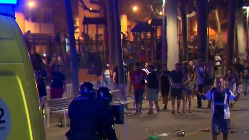Dos heridos tras el desalojo de más de 2.000 jóvenes en la última noche de las fiestas de Sants, en Barcelona