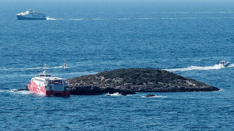 Veinticinco heridos, dos de ellos graves, al embarrancar un ferry en un islote de Ibiza
