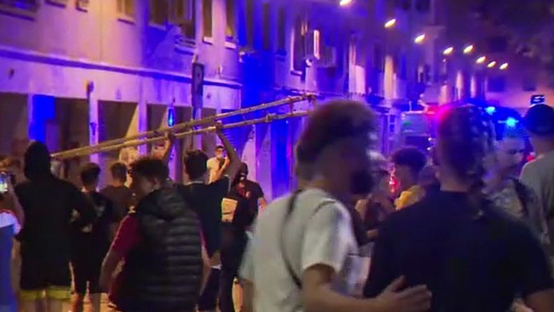 Varios heridos leves y un detenido en los disturbios en la última noche de fiestas de Sants, en Barcelona