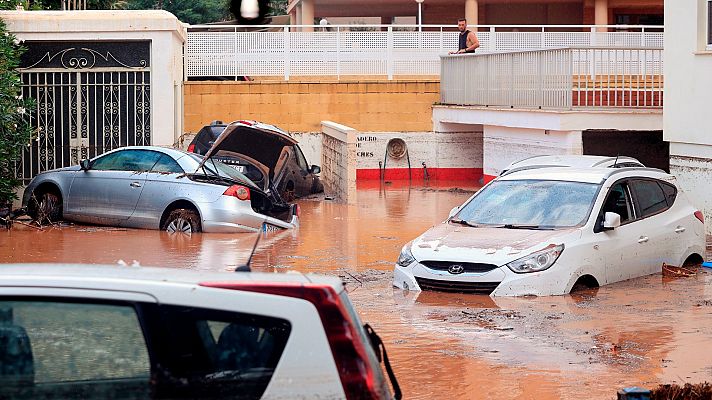 Una fuerte tormenta anega las calles de Benicàssim