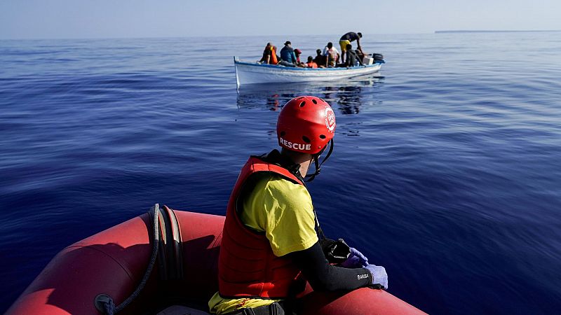 Rescatan a más de un centenar de personas en el Mediterráneo en seis operaciones del velero Astral de la oenegé Open Arms
