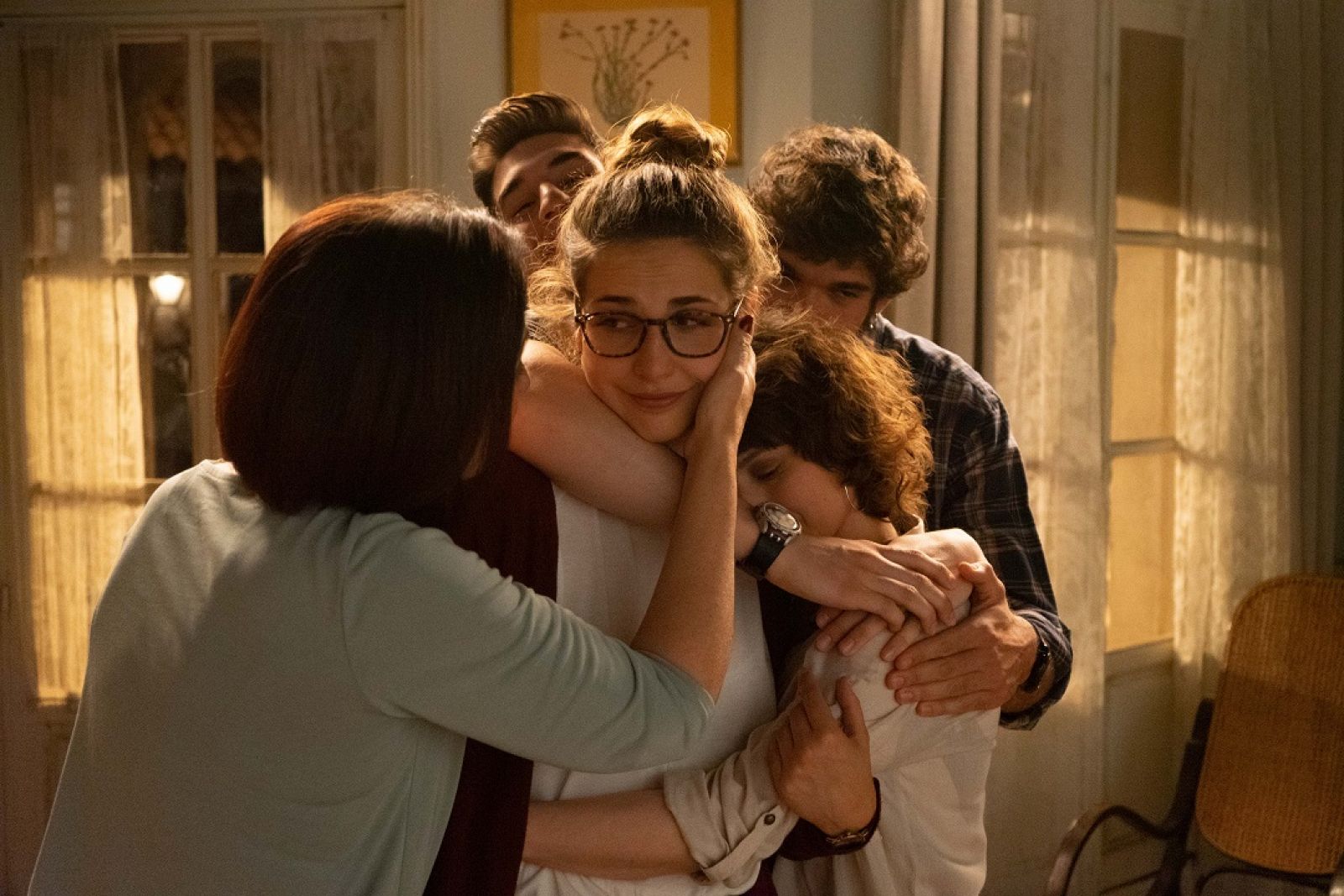 Dos Vidas: Julia recibe una sorpresa de sus amigos | Ver