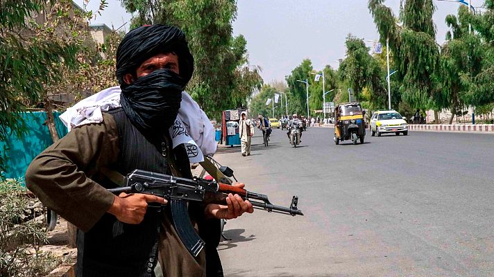 Los talibanes patrullan con armas robadas estadounidenses