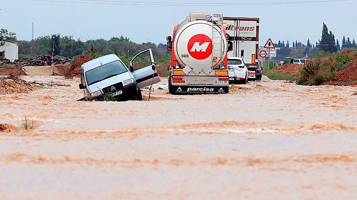 Telediario 1 - Las fuertes lluvias dejan inundaciones en varias comunidades autónomas y mantienen en alerta a toda España