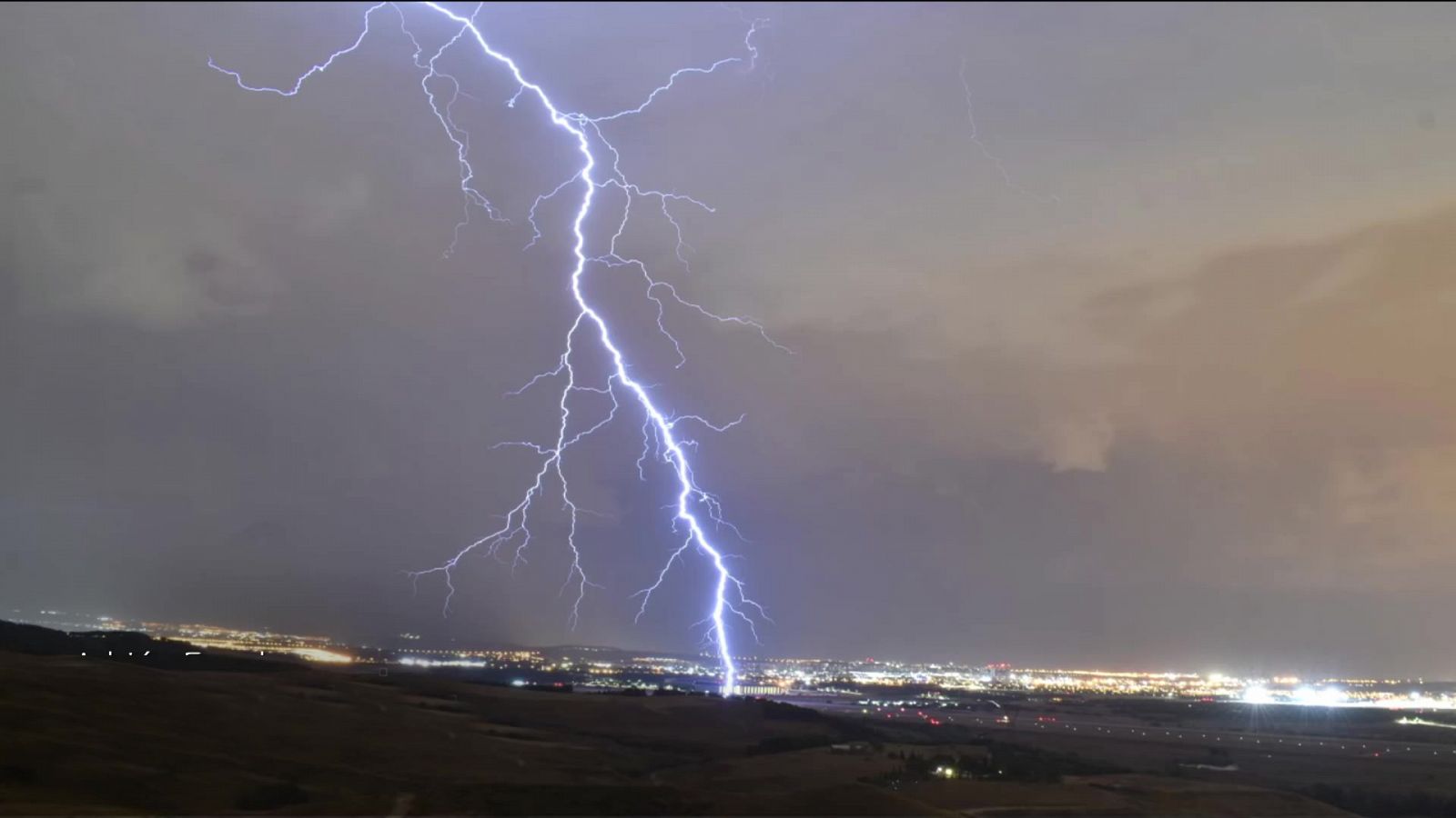 Chubascos y tormentas que pueden ser localmente fuertes en amplias zonas del interior peninsular  - ver ahora