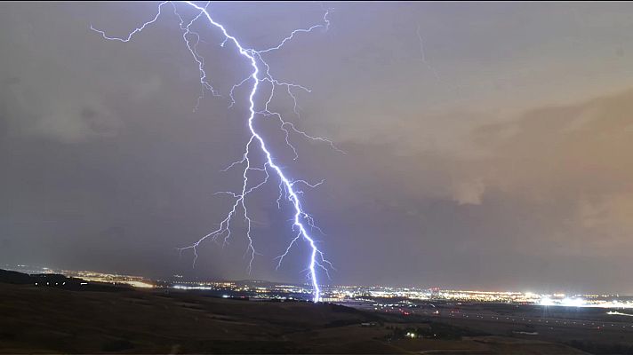 El tiempo - Chubascos y tormentas que pueden ser localmente fuertes en amplias zonas del interior peninsular