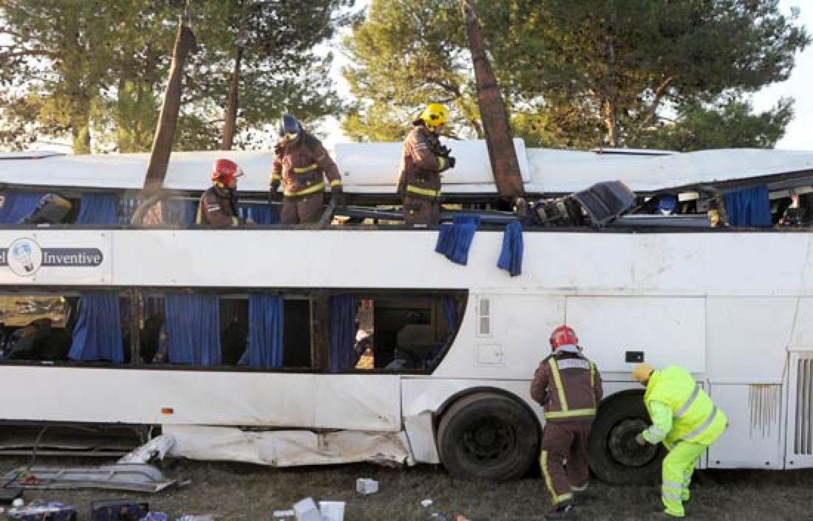 Una estudiante holandesa muere al volcar un autobús en Girona | Ver