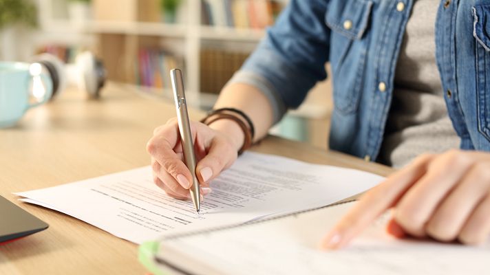 Telediario 1 - El auge de las oposiciones para conseguir un trabajo estable