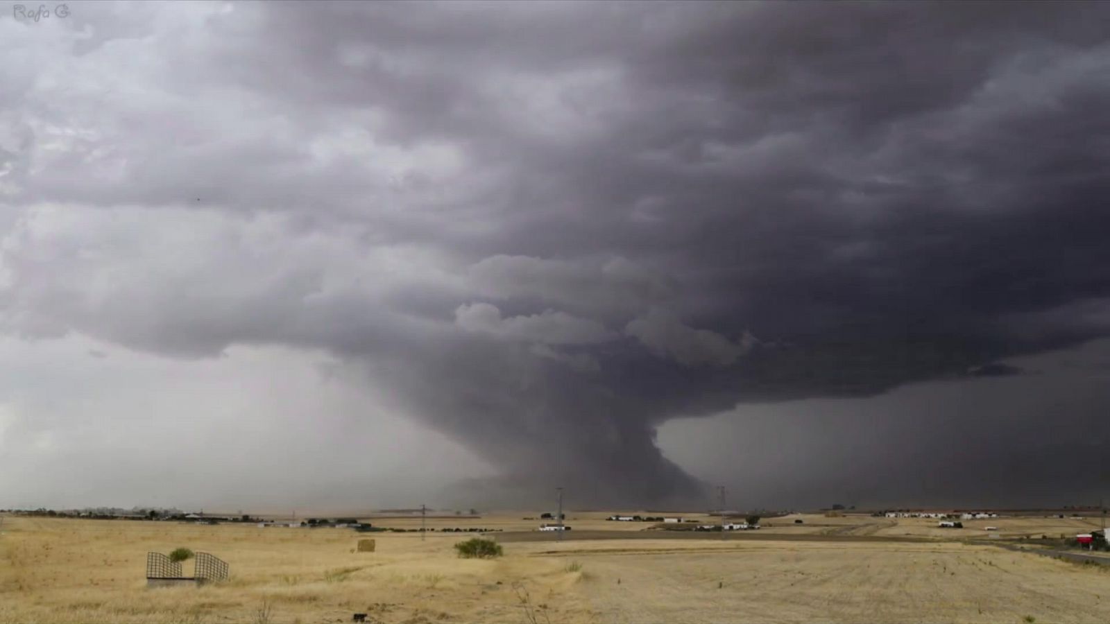 Chubascos y tormentas que pueden ser localmente fuertes y acompañadas de granizo en la mitad nordeste peninsular y nordeste de Baleares - ver ahora