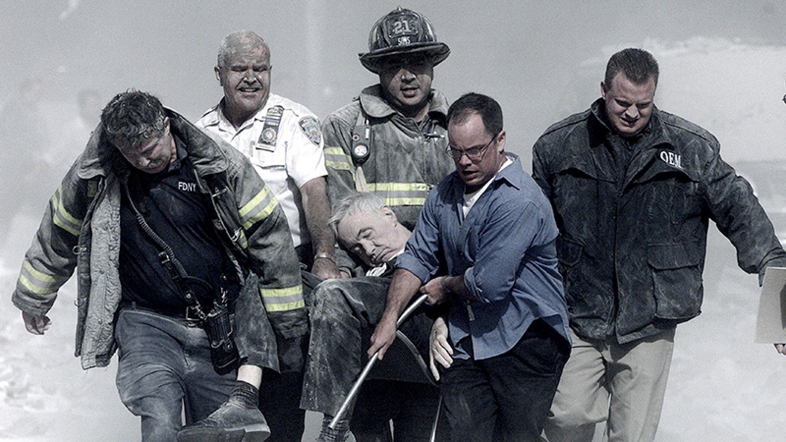 11-S: La gente huye del World Trade Center envuelta en humo y polvo