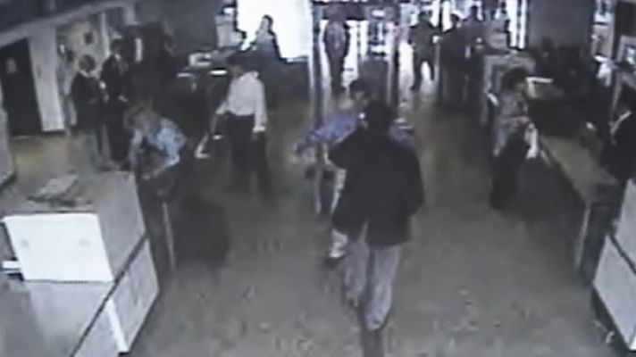11-S: Cámaras de seguridad en el aeropuerto de Dulles registran a dos de los terroristas