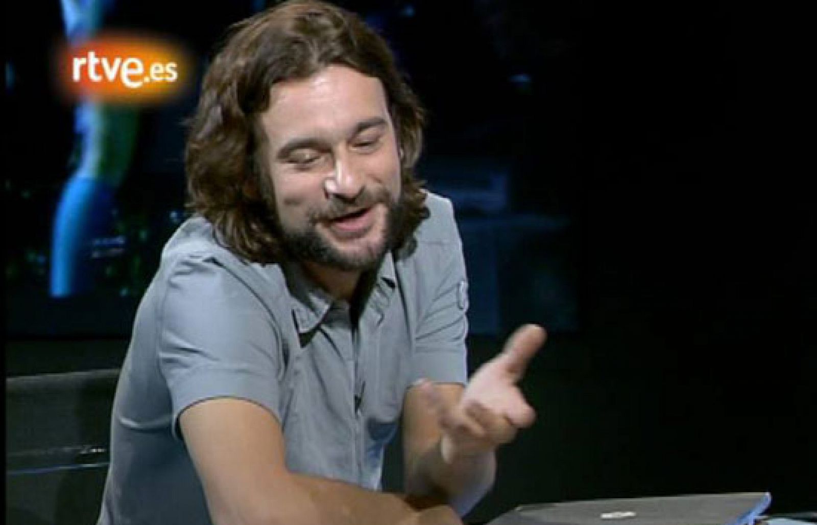 Entrevista al cantautor Quique González en 'La2 Noticias' (2007) | Ver