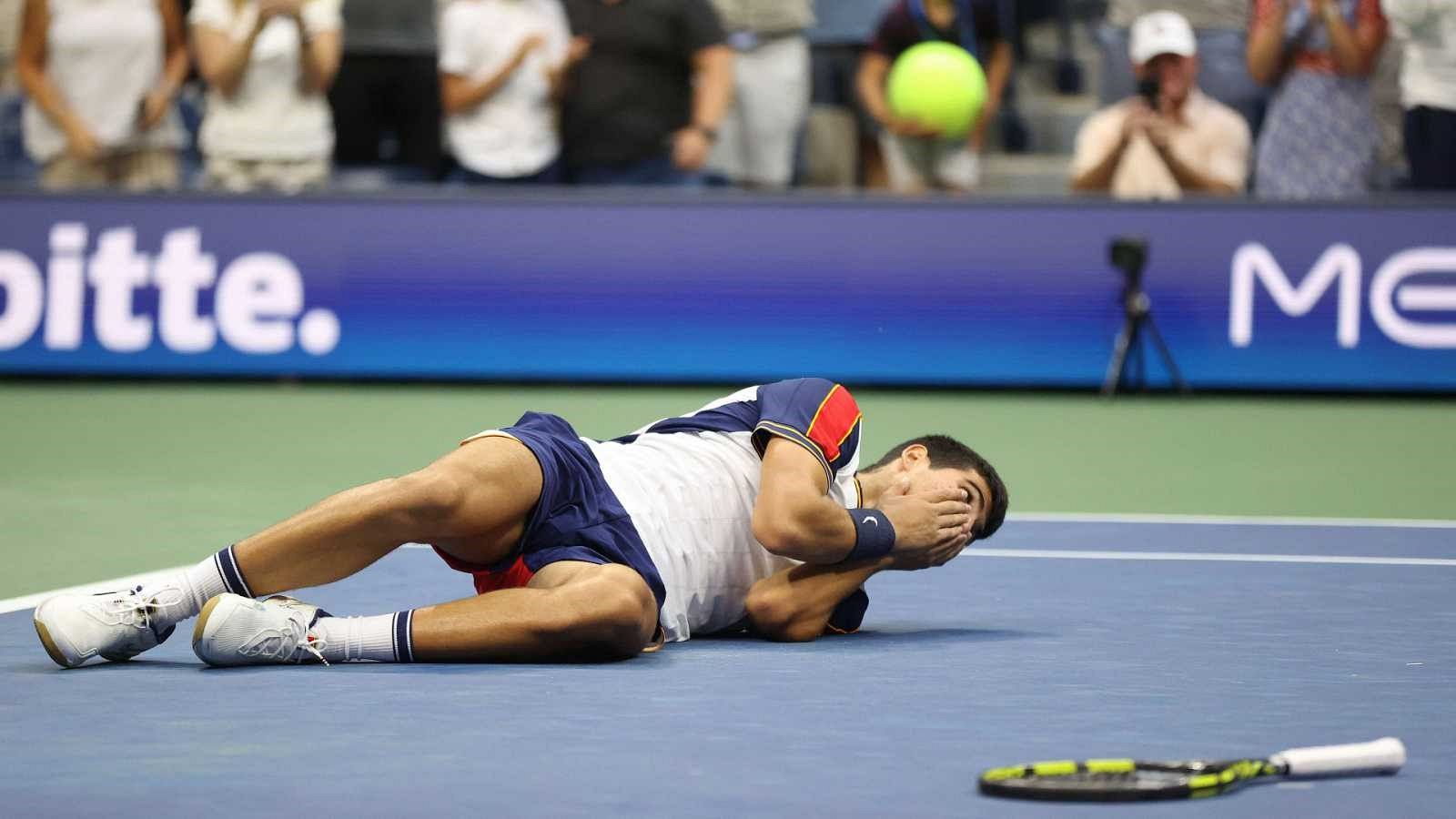 Carlos Alcaraz sorprende a Tsitsipas