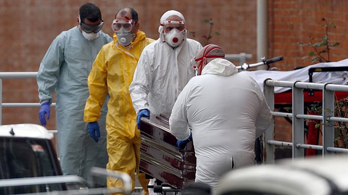 Telediario Fin de Semana - Los sociólogos advierten de que aunque crece la cifra de fallecimientos por COVID, cada vez impresiona menos