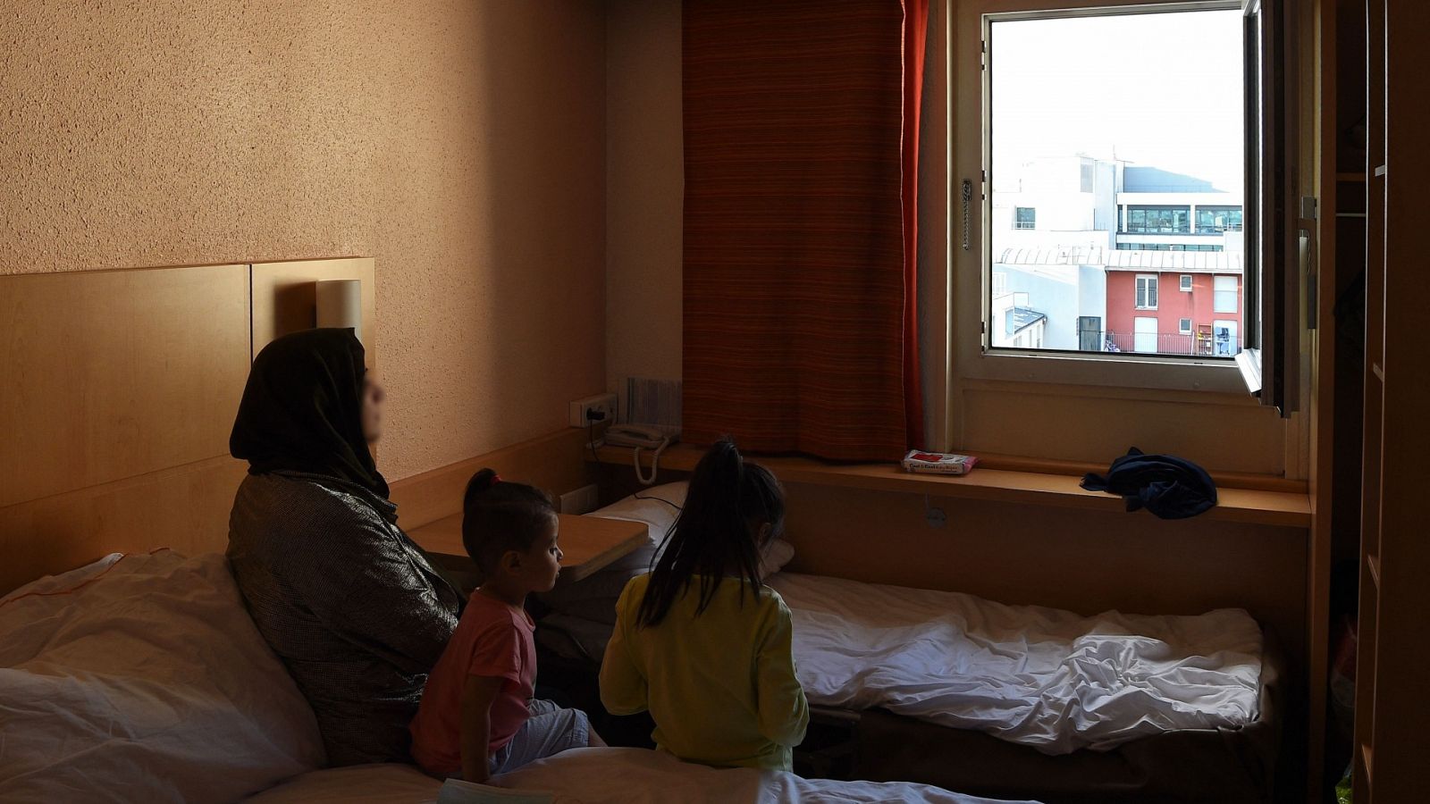 Nasrullah, afgano residente en París, asesora a sus compatriotas sobre cómo conseguir el estatus de refugiado