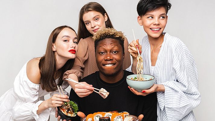 Telediario 1 - Racismo en Rusia: amenazas a una cadena de restaurantes por un anuncio multiétnico