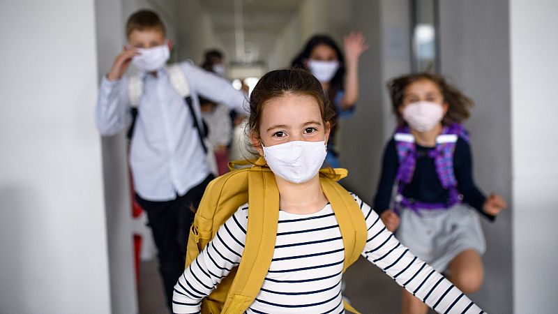 Las aulas empiezan a recibir alumnos en una nueva 'vuelta al cole' en pandemia