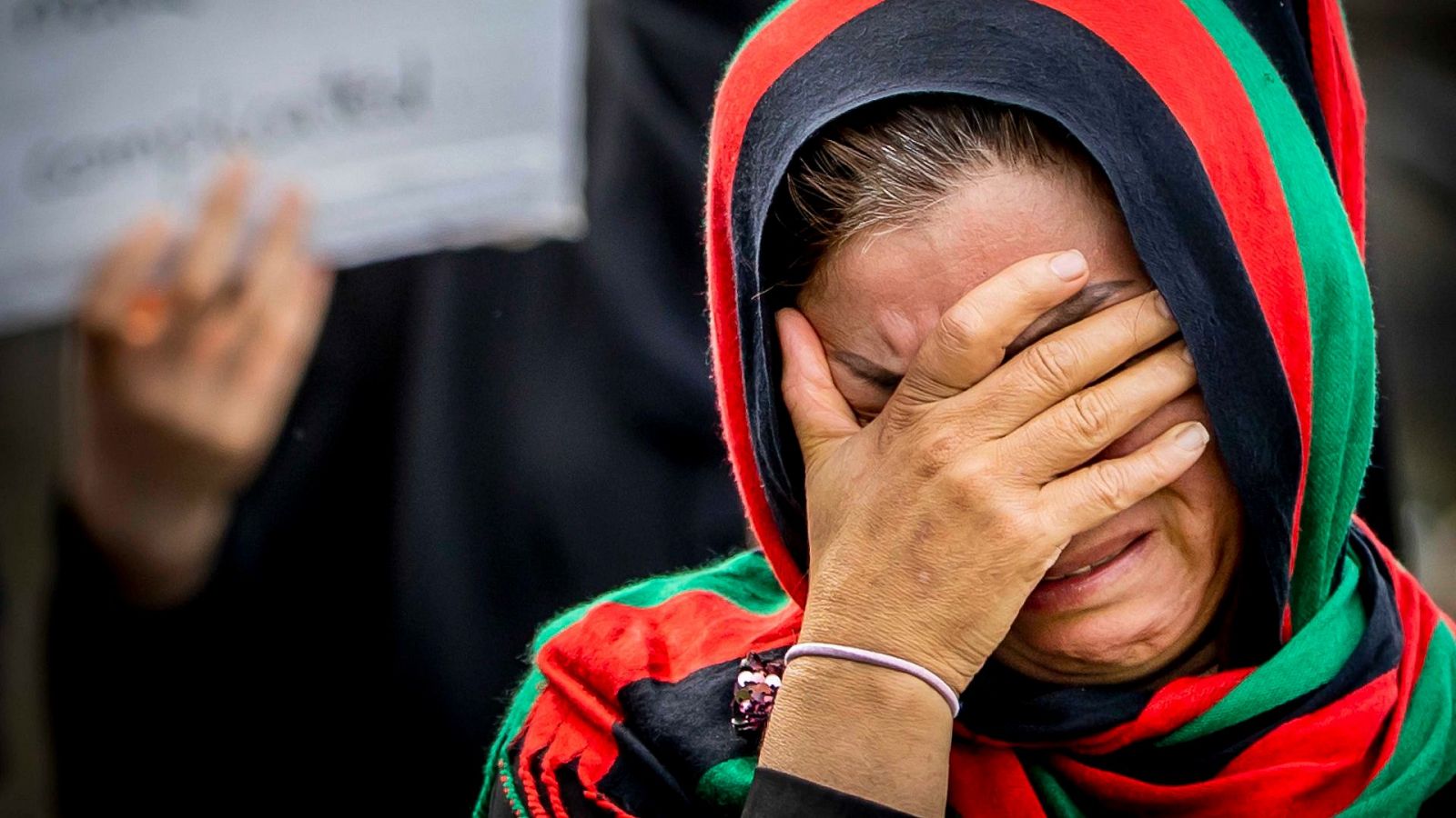 Mujeres afganas encabezan protestas para defender sus derechos ante los talibanes | Ver