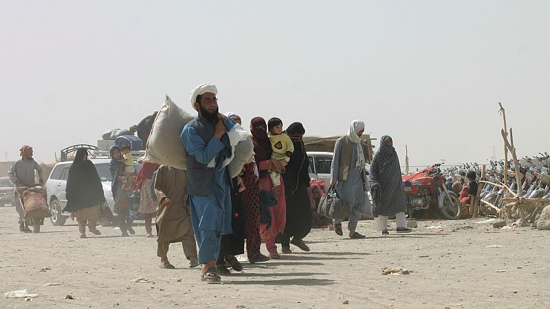 Afganos refugiados en Pakistán piden la colaboración de Occidente con los talibanes - Ver ahora