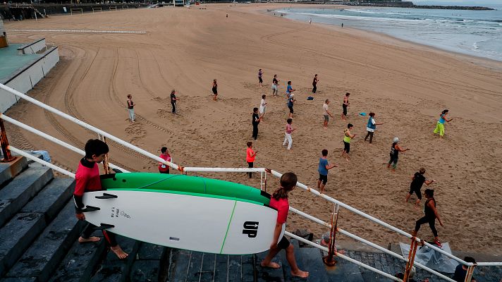 Telediario 1 - San Sebastián desaconseja el baño en sus playas debido a una alga tóxica