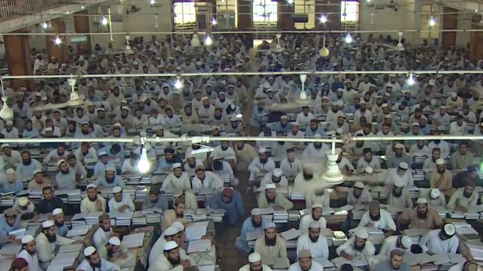 TVE visita la madrasa de Pakistán donde se formó el fundador de los talibanes - Ver ahora