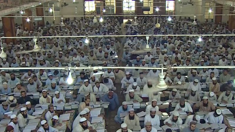 TVE visita la madrasa de Pakistán donde se formó el fundador de los talibanes - Ver ahora