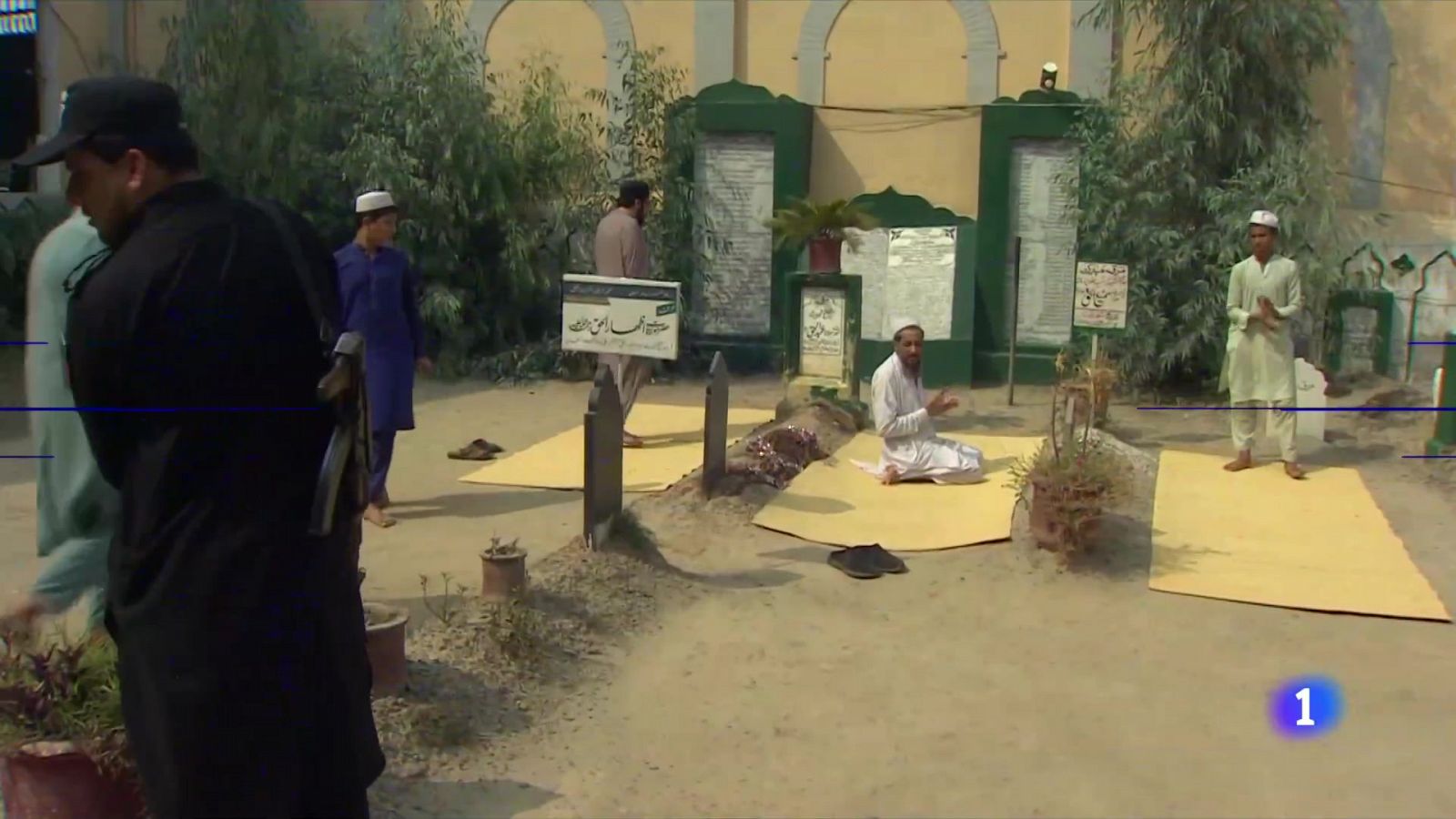 TVE visita la madrasa de Pakistán donde se formó el fundador de los talibanes - Ver ahora