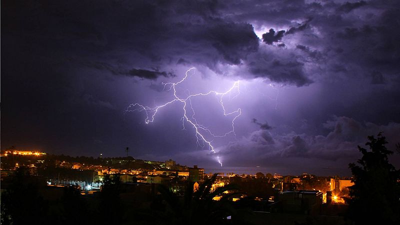 Este jueves, lluvias y tormentas en el tercio norte y más despejado en el resto