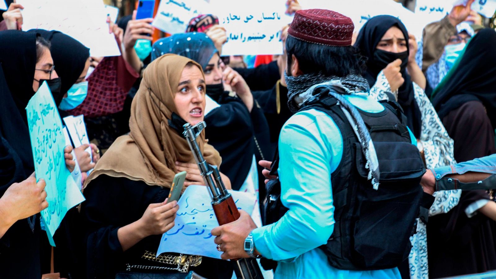 Mujeres afganas se manifiestan ante los talibanes en Kabul