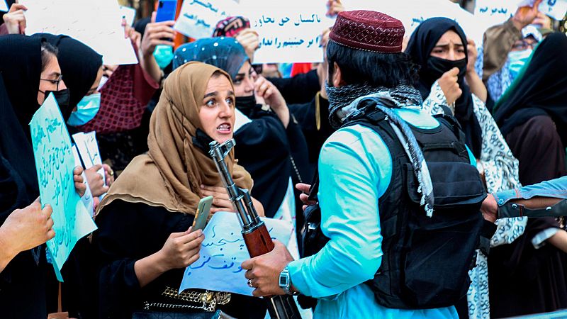Las mujeres afganas se manifiestan ante los talibanes para reclamar que se respeten sus derechos 