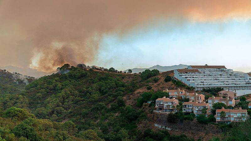 Un incendio forestal en Sierra Bermeja obliga a desalojar a unas 600 personas