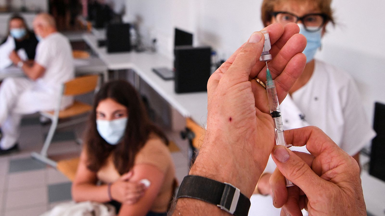 Los pacientes inmunodeprimidos comienzan a recibir la tercera dosis de la vacuna - Telediario 1 | Ver